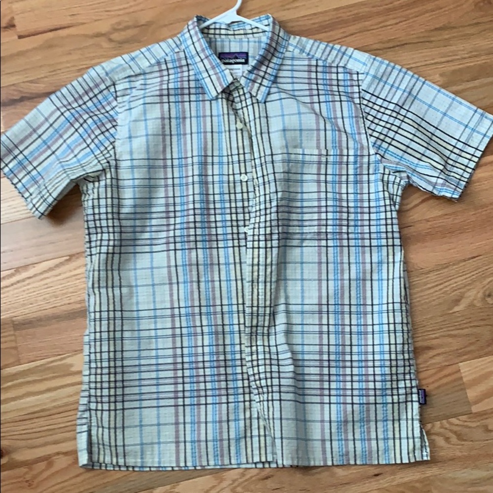 Patagonia men’s seersucker short sleeve shirt.